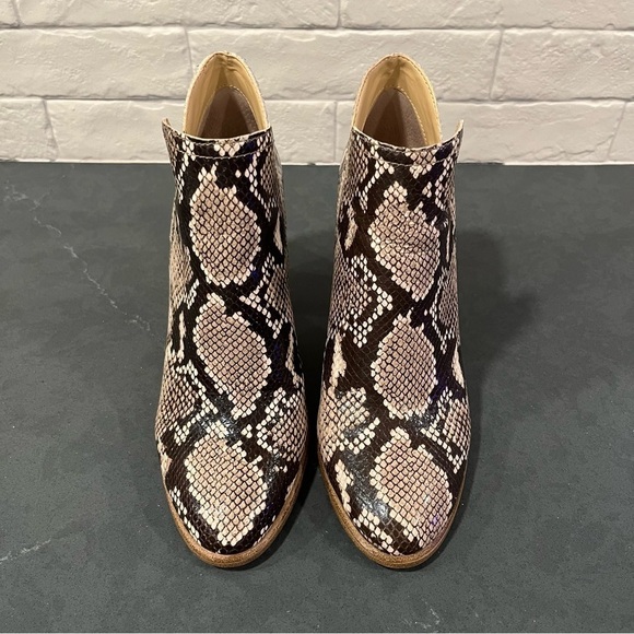 Vince Camuto sz 8 Famhida snakeprint ankle booties - Picture 9 of 14